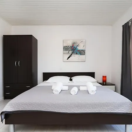 Lada * 马卡尔斯卡