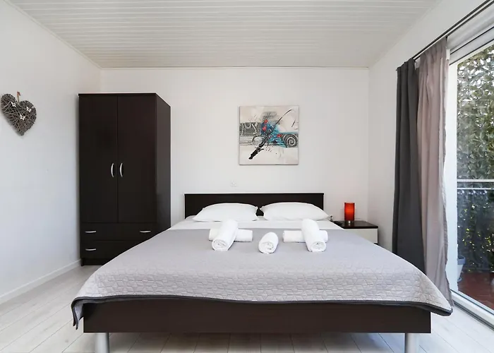 Lada * 马卡尔斯卡