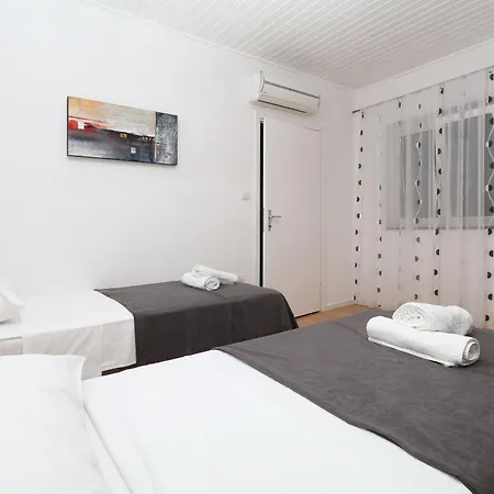 Lada * マカルスカ